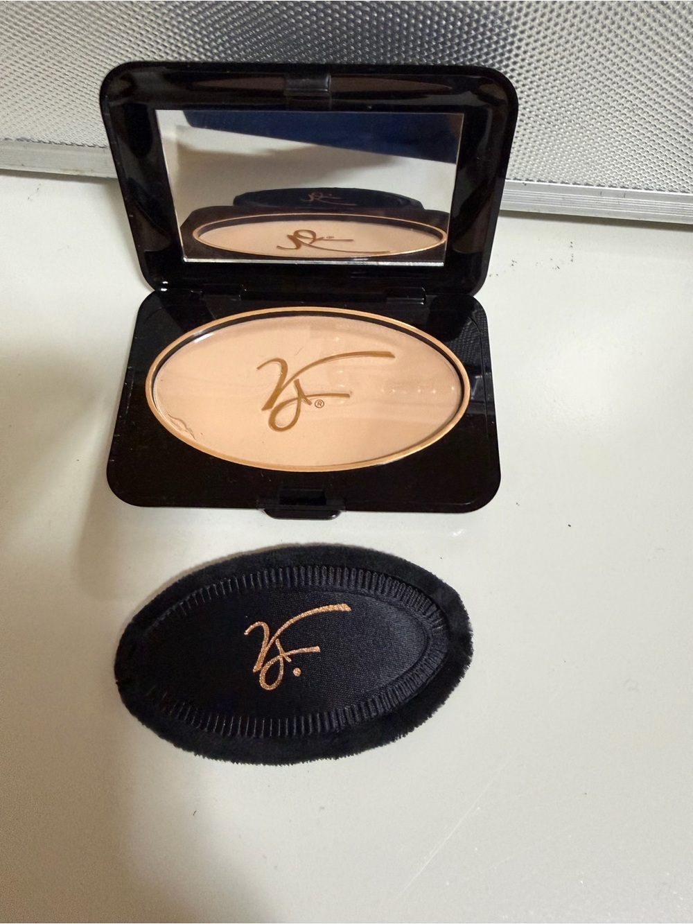 Victoria Jackson vintage makeup compact in medium shade new box